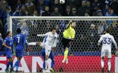 Sốc: Thủ thành của Leicester giữ sạch lưới bất chấp bị gãy tay