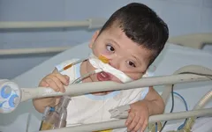 3 năm không cai được máy thở, bé 3 tuổi cầm cự sự sống qua ngày