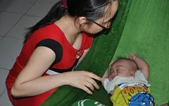 Thương cảnh mẹ mù chăm con trai bị ung thư mắt