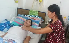 Mẹ đau đớn nhìn con nằm một chỗ sau tai nạn giao thông