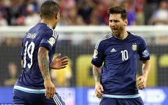 Lập siêu phẩm đá phạt, Messi trở thành chân sút hay nhất lịch sử Argentina