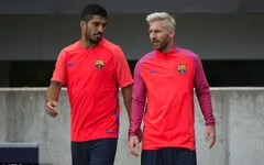 Ảnh: Leo Messi xuất hiện trên sân tập với kiểu tóc mới cùng Suarez