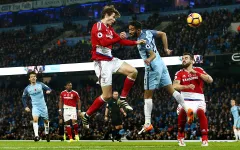 Vòng 11 Ngoại hạng Anh: Thủng lưới phút bù giờ, Man City mất ngôi đầu