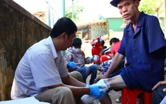 Trao quà sinh kế cho nạn nhân bom mìn Bình Định