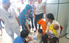 Xót xa chồng bế con nhỏ ngồi ở cửa bệnh viện xin tiền chữa bệnh cho vợ