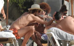 Fellaini ngang nhiên "vẽ khói", Mourinho nóng mặt?