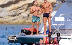 Sắp hồi phục chấn thương, Ronaldo cười tít mắt trên du thuyền ở Ibiza