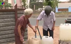 Bà cụ phát nước ngọt miễn phí ở tâm vùng hạn mặn