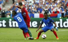 Dimitri Payet giải thích về pha va chạm với Ronaldo