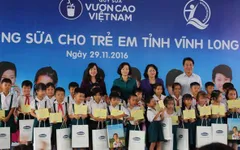 Trao tặng sữa cho trẻ em tại Vĩnh Long