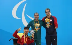 Bộ trưởng thưởng “nóng” 2 VĐV giành huy chương Paralympic