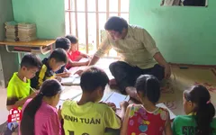 Người thầy liệt tứ chi "thắp lửa, gieo chữ" cho trẻ em nghèo xứ Mường