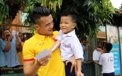 ĐTQG Việt Nam thăm làng trẻ SOS: Tiếp thêm động lực từ những vòng tay yêu thương
