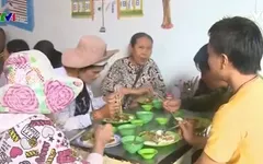 Ấm lòng quán cơm 2.000 đồng cho người nghèo ở Phú Yên