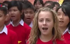 Cô bé Capri và Hành trình “80 bài quốc ca kết nối trái tim” đến Đà Nẵng