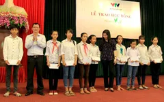 Quỹ Tấm lòng Việt trao 75 suất học bổng cho học sinh 3 huyện ở Hà Nội