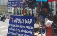 Tấm biển chỉ đường, bình nước miễn phí của người đàn ông nghèo không biết chữ