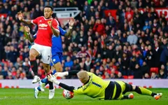 Man Utd bị trọng tài tước phạt đền trong trận hòa Leicester