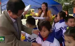Quỹ Tấm lòng Việt tặng áo ấm cho học sinh nghèo ở Thái Bình