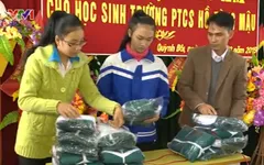 Tặng 1.000 áo khoác cho học sinh nghèo huyện Quỳnh Lưu
