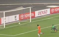 VIDEO: Cú sút đưa bóng chạm hai cột dọc của Gaston Merlo
