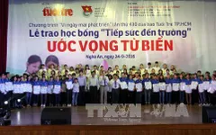Tặng học bổng cho tân sinh viên vượt khó khu vực Bắc Trung Bộ
