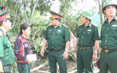 Quân khu 5 tặng quà cho bà con vùng lũ miền Trung