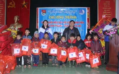 Tình nguyện mùa đông mang hơi ấm về xã A Mú Sung