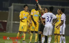 Ăn mừng quá lâu, người hùng của FLC Thanh Hóa bị đuổi khỏi sân