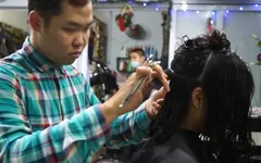 Tiệm tóc "không lời" của ông chủ khiếm thính 9X tại Hà Nội