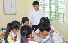 Thầy giáo sửa xe, bắt cá "bám" đảo dạy học