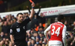 Cận cảnh tình huống Coquelin nhận thẻ đỏ khiến Arsenal sụp đổ