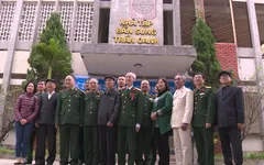 Hoàng Xuân Vinh cùng các xạ thủ quân đội tri ân cố xạ thủ Trần Oanh