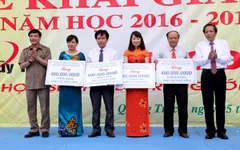 Tổng Liên đoàn Lao động Việt Nam trao quà cho con em ngư dân miền Trung