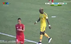 Pha bỏ lỡ không thể tin được trước gôn trống của tiền đạo SLNA