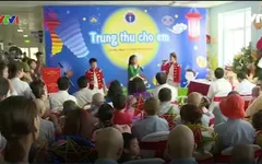 Phó Chủ tịch nước Đặng Thị Ngọc Thịnh trao quà Trung thu cho bệnh nhi ung thư