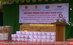Quỹ Tấm lòng Việt tặng sách vở cho thầy trò trường Tiểu học Bạch Ngọc, Hà Giang