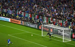 Simone Zaza xin lỗi vì quả penalty quá “dị”