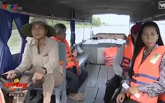 Người phụ nữ miền Tây chuyên lái thuyền đưa đón học sinh đi học miễn phí