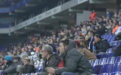 CĐV Barca rút súng uy hiếp fan Espanyol ngay trên sân