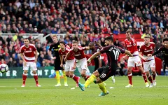 Aguero cân bằng tỷ số cho Man City từ chấm phạt đền