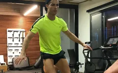 Hậu scandal chửi tục CĐV, Ronaldo lại lao vào tập luyện