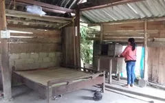 Cô bé 12 tuổi dân tộc Nùng làm chỗ dựa cho cả nhà