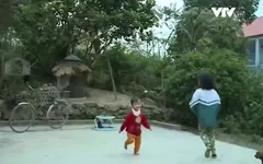 Hai đứa trẻ có mẹ thiểu năng trí tuệ phải sống với ông bà già yếu
