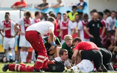 Tiền vệ Ajax tổn thương não nghiêm trọng, di chứng suốt đời