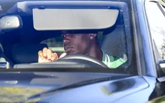 Pogba lại khoe tóc mới toanh ăn mừng trở lại sân cỏ
