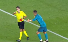 Vừa lập siêu phẩm, C.Ronaldo nhận ngay thẻ đỏ ngớ ngẩn bậc nhất sự nghiệp
