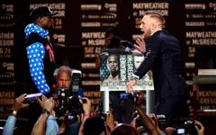 Màn "khẩu chiến" giữa Floyd Mayweather và Conor McGregor