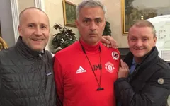 Mourinho được fan Liverpool xin chụp hình chung, cách phản ứng khiến mọi người chết lặng
