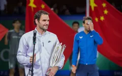 Federer mỉa mai Nadal về một sân đấu đất nện cho ATP Finals
